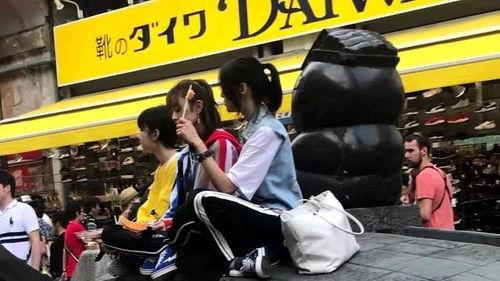 街头免费吃瓜套路,小心陷阱，守护你的钱包