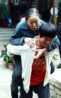 背着奶奶进城在线观看,温情之旅，祖孙情深感人瞬间